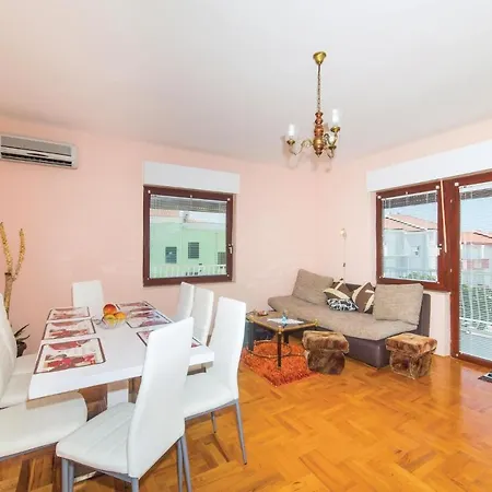 Apartment 2 Bedroom Amazing In Okrug Gornji Trogir