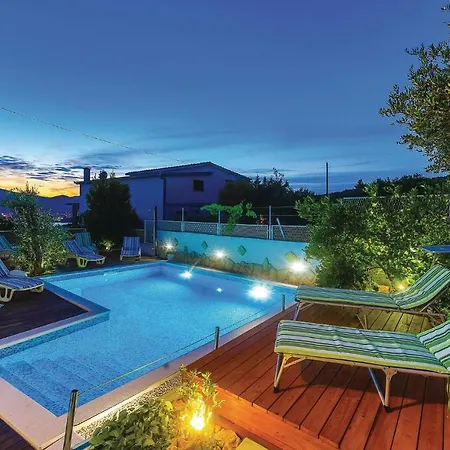 2 Bedroom Amazing In Okrug Gornji *