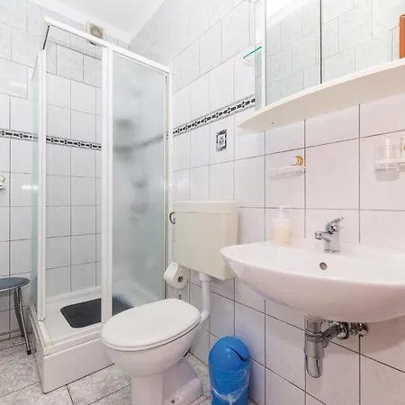 2 Bedroom Amazing In Okrug Gornji