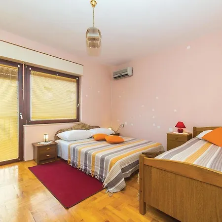 2 Bedroom Amazing In Okrug Gornji Apartment *