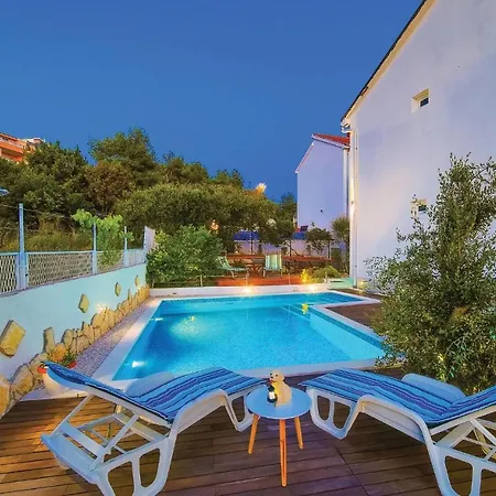 Apartment 2 Bedroom Amazing In Okrug Gornji