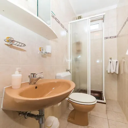 Apartment 2 Bedroom Amazing In Okrug Gornji *