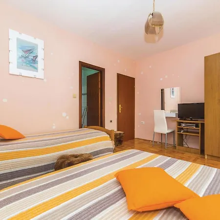 Apartment 2 Bedroom Amazing In Okrug Gornji *