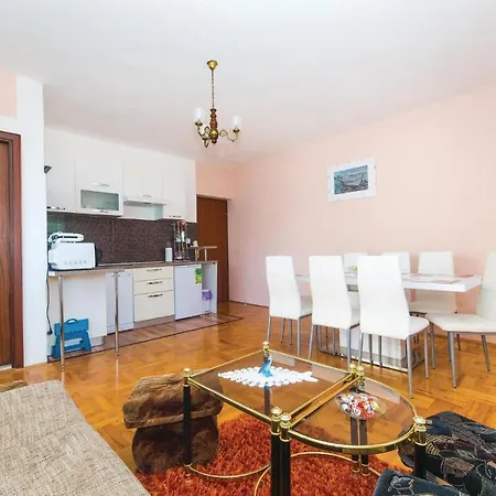 Two-bedroom In Okrug Gornji Τρογκίρ