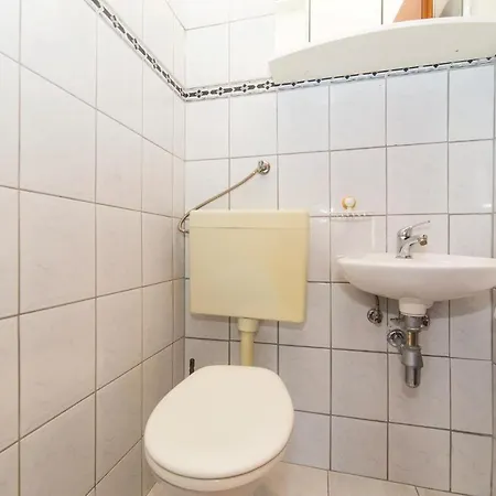 Two-bedroom In Okrug Gornji Τρογκίρ