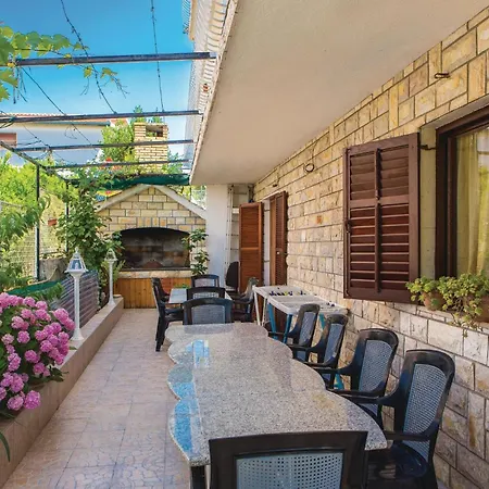 Two-bedroom In Okrug Gornji Τρογκίρ