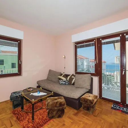 Two-bedroom In Okrug Gornji Διαμέρισμα