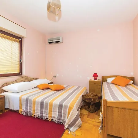 2 Bedroom Amazing In Okrug Gornji